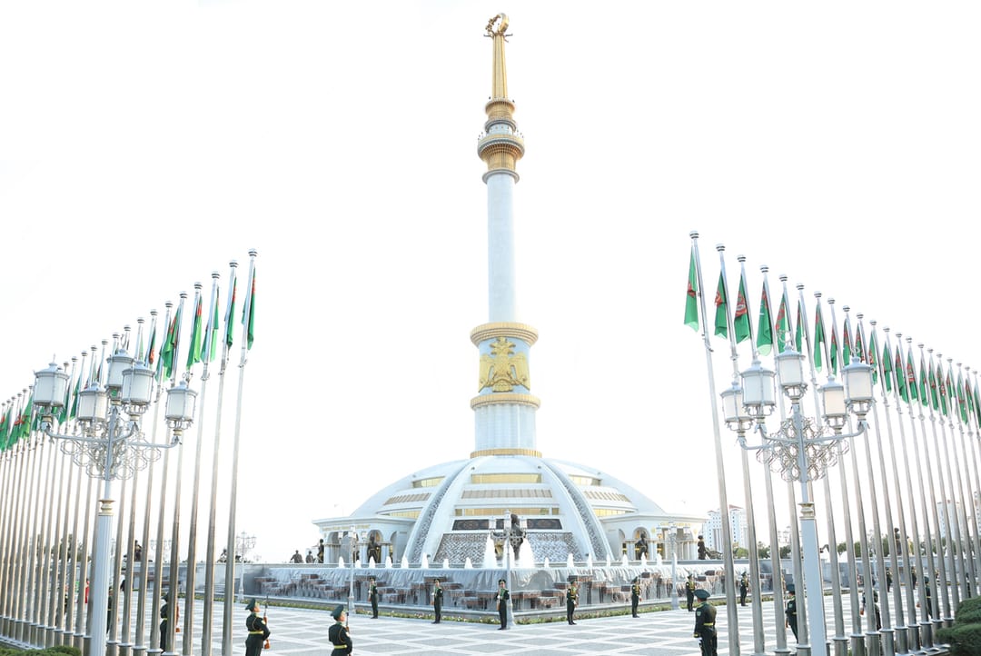 Kim Çžin Pýo Türkmenistanyň Garaşsyzlyk binasyna gül goýdy