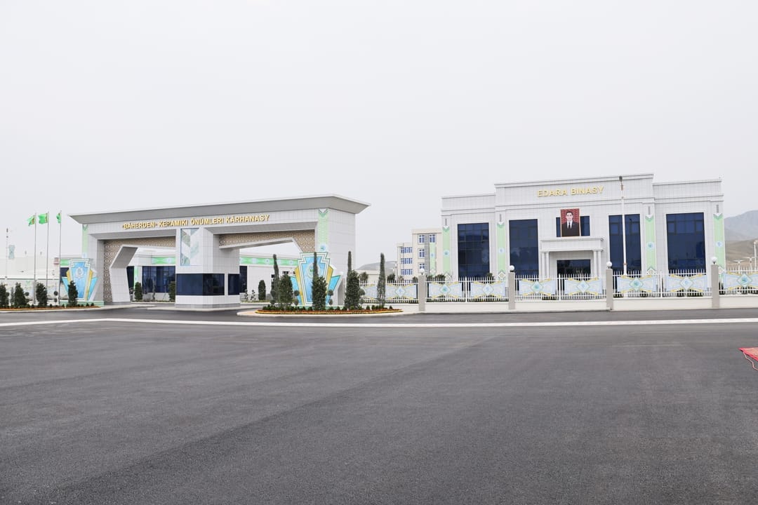 В Туркменистане открылся завод керамических изделий Bäherden