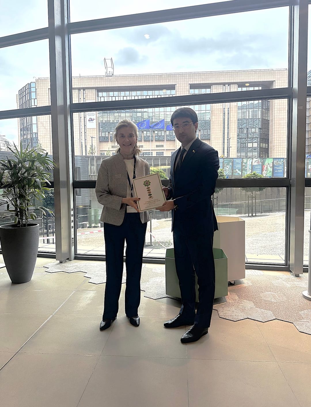 Гурбангулы Бердымухамедов пригласил главу Еврокомиссии на форум мира в Ашхабаде