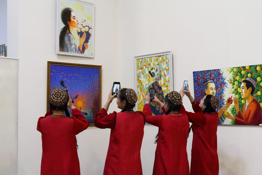 Paýtagtymyzdaky Döwlet çeperçilik akademiýasynda Annageldi Jumanyýazowyň we onuň şägirtleriniň sergisi açyldy