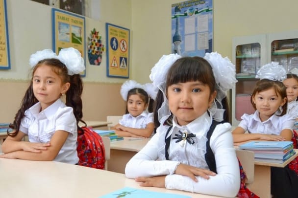 Özbegistanyň mekdepleri täze okuw ýylynyň başyndan bir görnüşdäki lybasa geçer