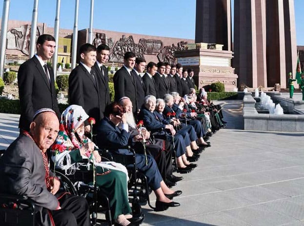 Гурбангулы Бердымухамедов возложил цветы к памятнику «Halk hakydasy»