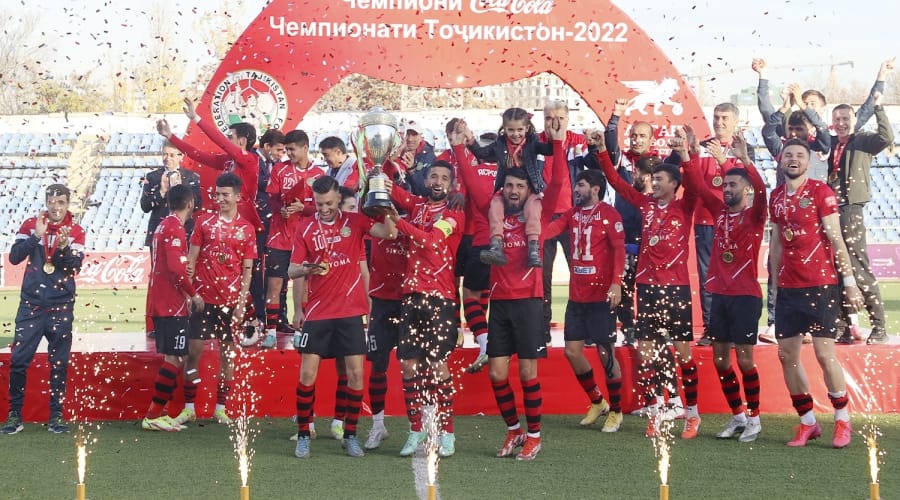 «Истиклолу» вручили кубок чемпионов Таджикистана по футболу