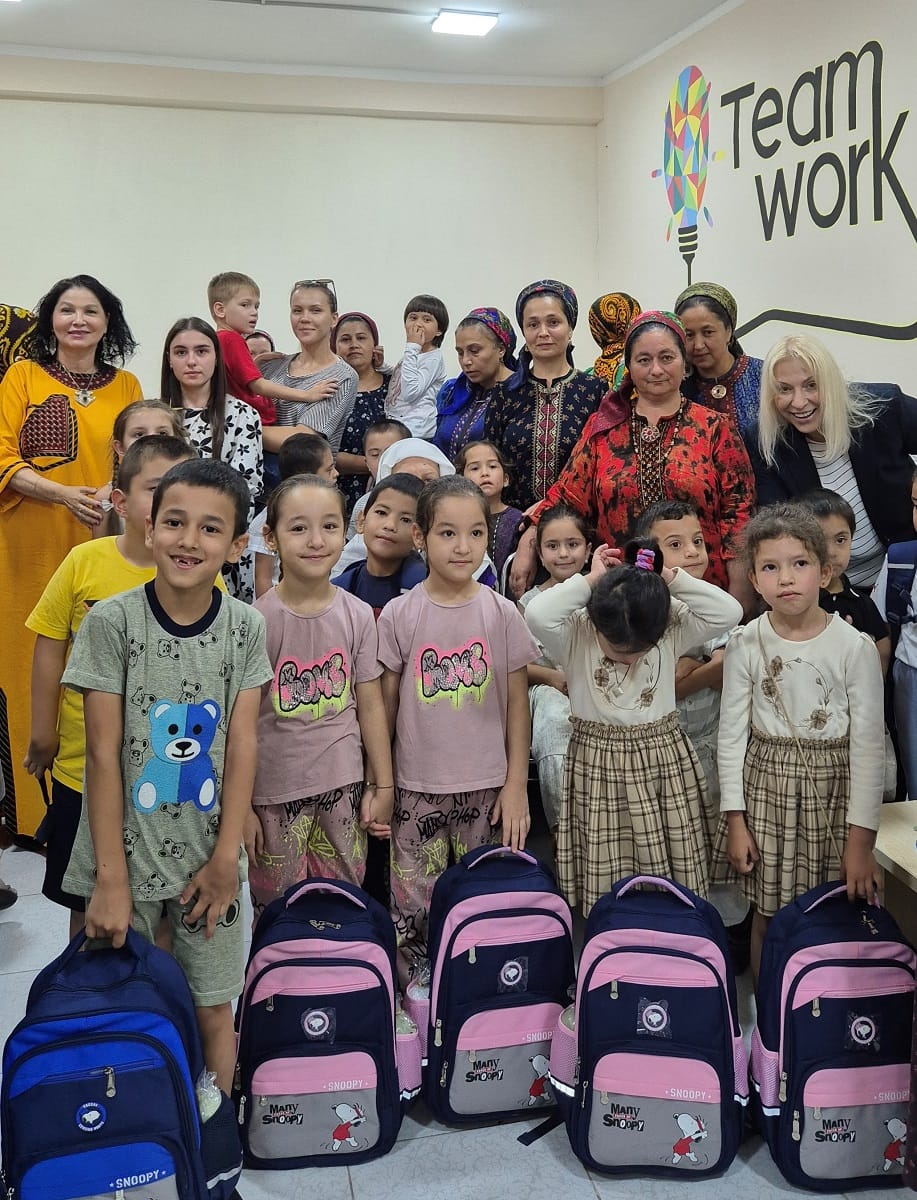 Делегация ЕC в Туркменистане подарила школьные принадлежности детям с инвалидностью