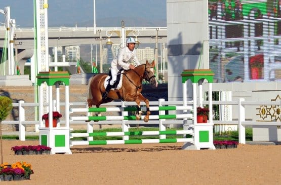 В Ашхабаде состоялись состязания по конкуру среди юниоров