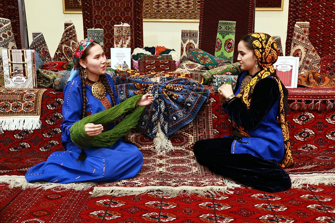 В Туркменистане выбрали лучших мастериц ковроделия