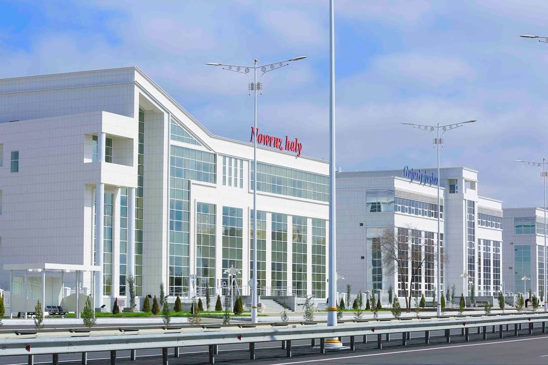 Aşgabatda Türkiýede ýertitremesinde ejir çekenler üçin galyň gyş ýorganlary (odeýalo) ýygnalar