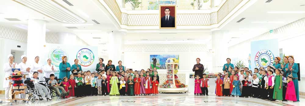 От имени руководства Туркменистана детям вручены сладкие подарки