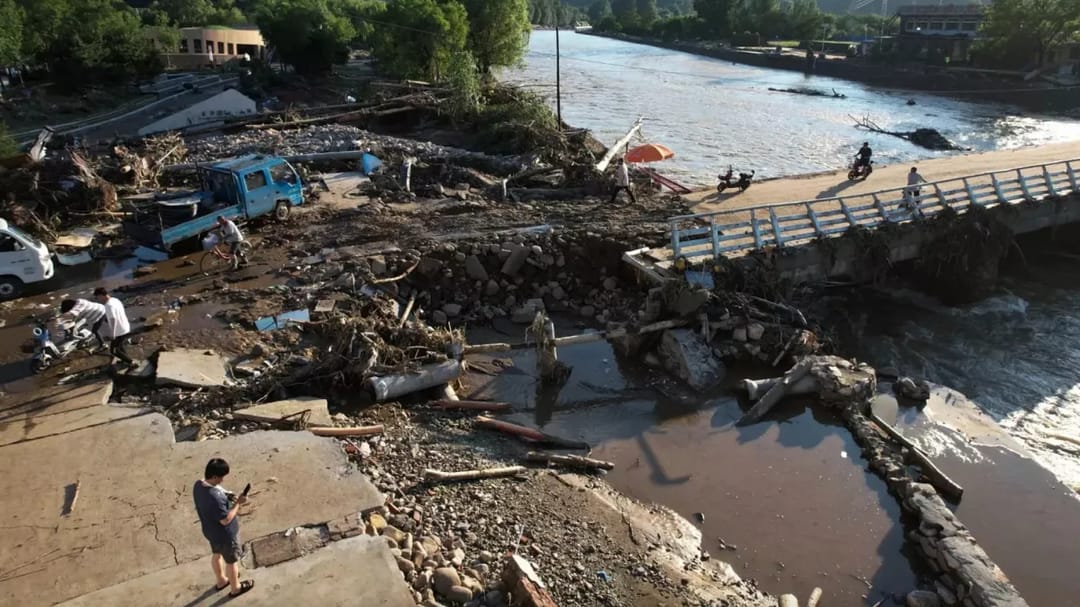 Жертвами наводнений на севере Китая стали не менее 60 человек