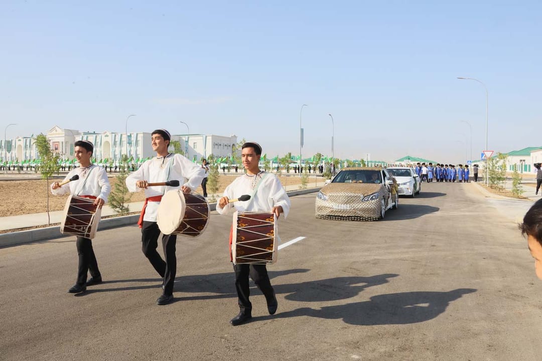 Свадебный кортеж стал украшением церемонии открытия нового села в Туркменистане