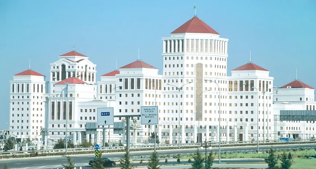 В Ашхабаде реконструируют улицу Анкара