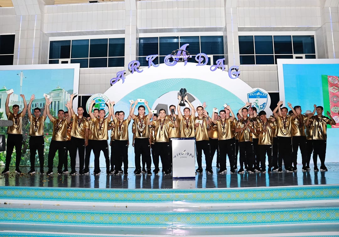 Президент Туркменистана наградил призами «Аркадаг» за победу в Лиге вызова АФК