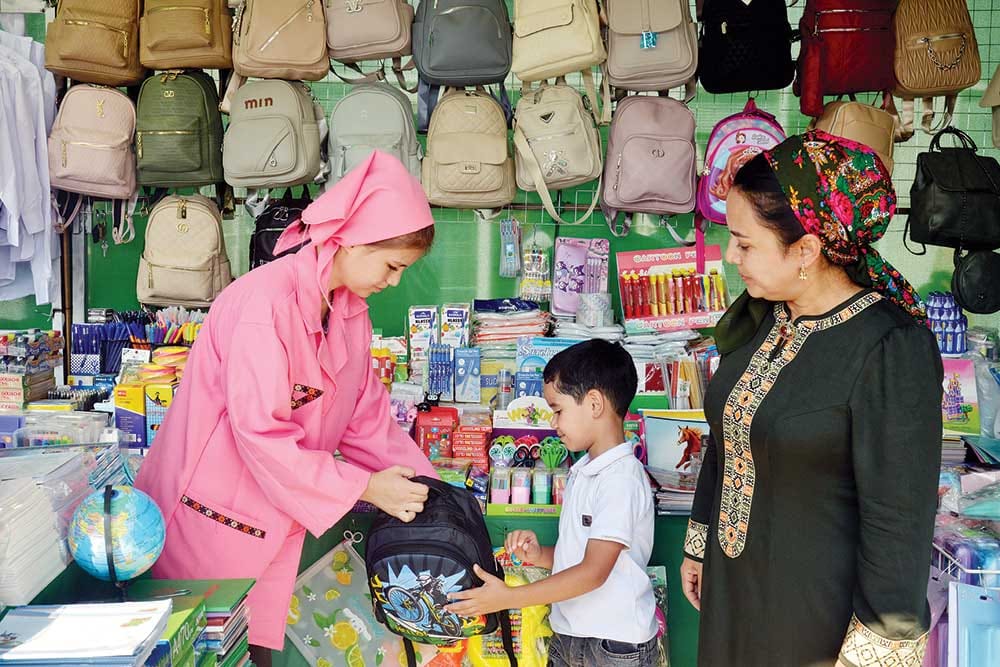 С начала августа в восточном регионе Туркменистана работают около 70 школьных базаров