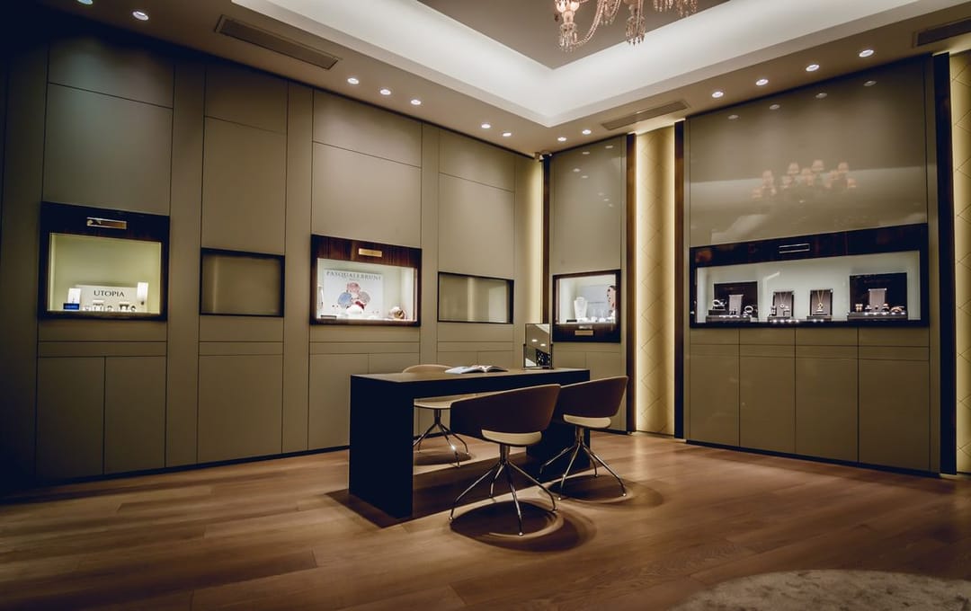 Aşgabatdaky «Gold Palace» şaý-sepleriň dükany dünýäniň tejribeli zergärleriniň ýasan bezeglerini hödürleýär