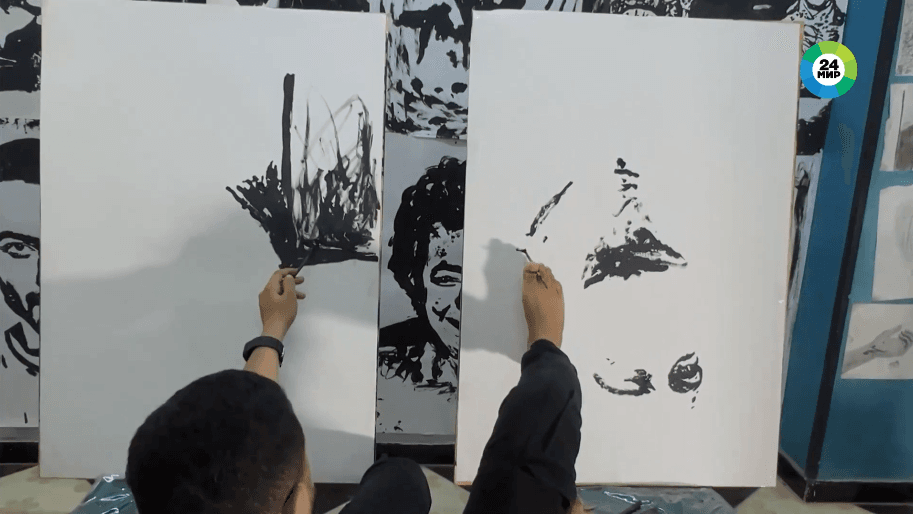 Египетский художник освоил технику рисования одновременно руками и ногами