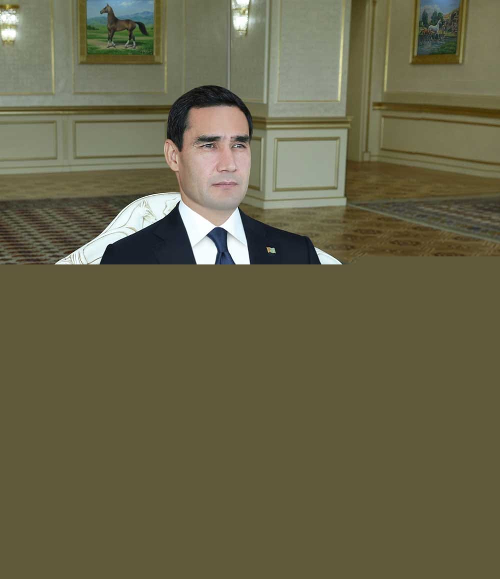 Глава Туркменистана посетил скачки, проведенные в честь праздника независимости