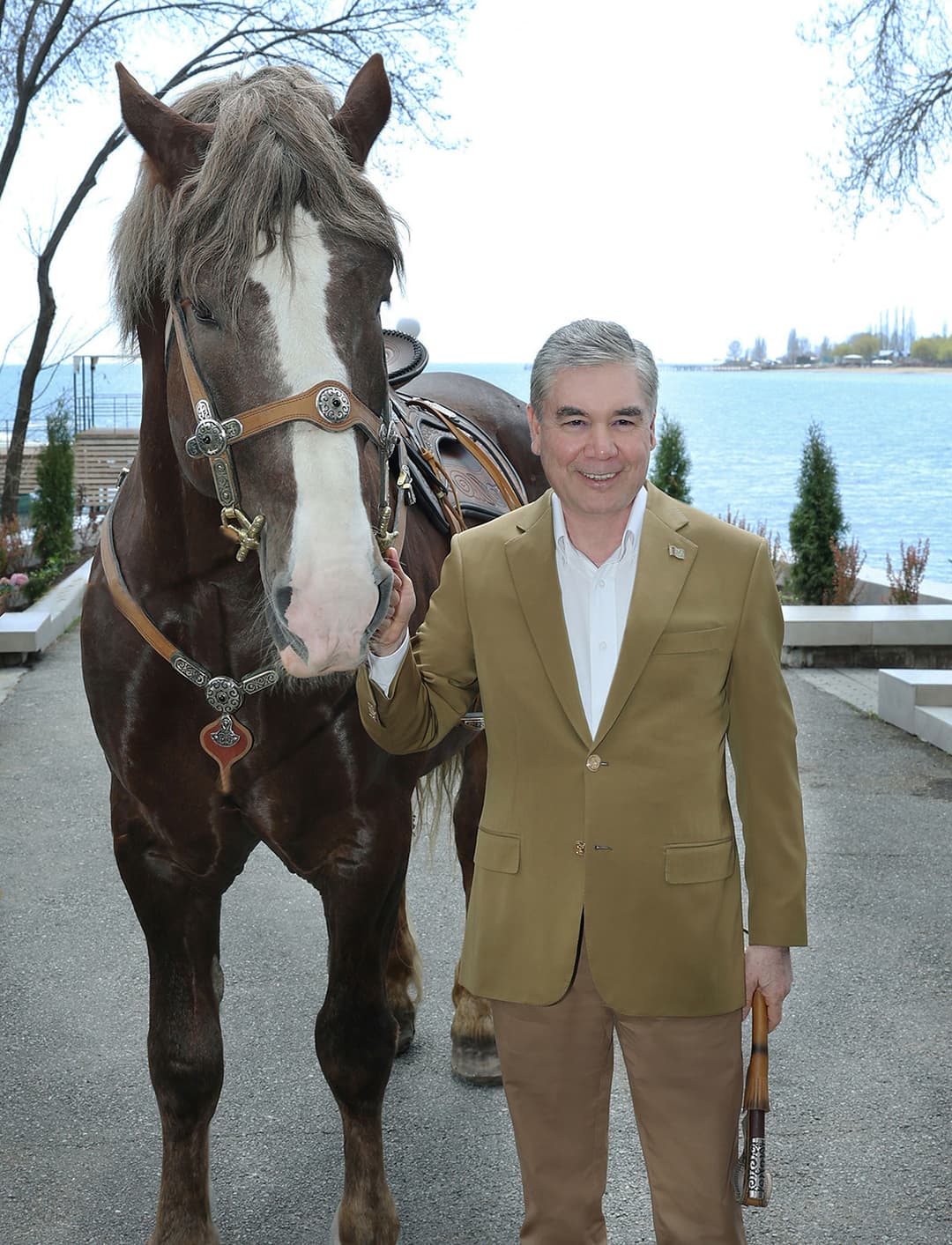 Гурбангулы Бердымухамедову подарили в Кыргызстане национальную юрту и коня