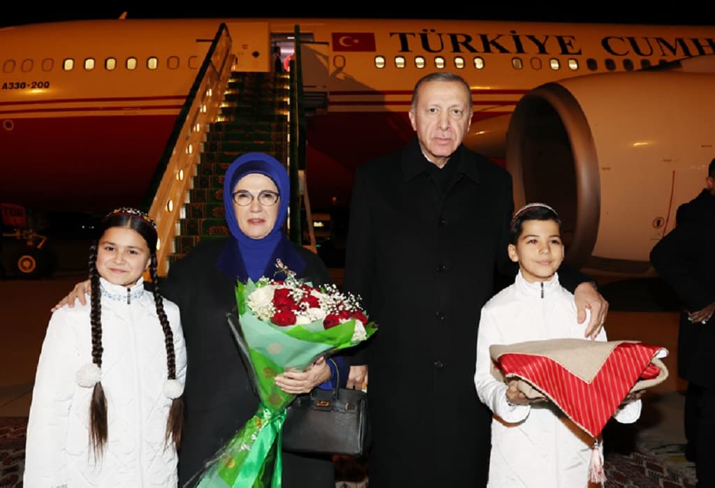 Ärdogan üçtaraplaýyn sammite gatnaşmak üçin Awaza geldi