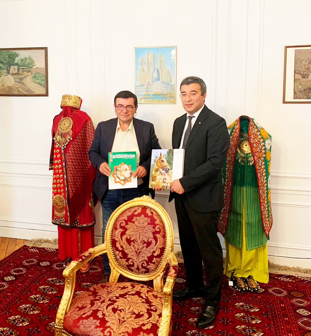 Французские кинологи заявили о готовности популяризировать в мире туркменских алабаев