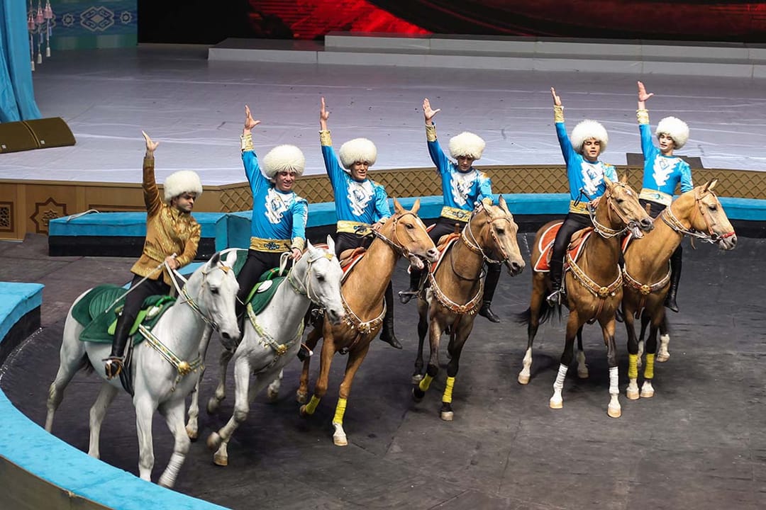 Balkanabatda «Galkynyş» milli at üstündäki oýunlar toparynyň çykyşlary görkezilýär