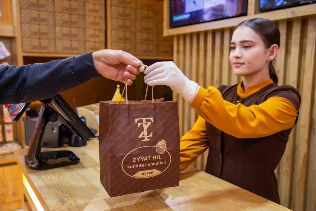 Кондитерская сеть Zyýat Hil напоминает о бесплатной доставке сладостей
