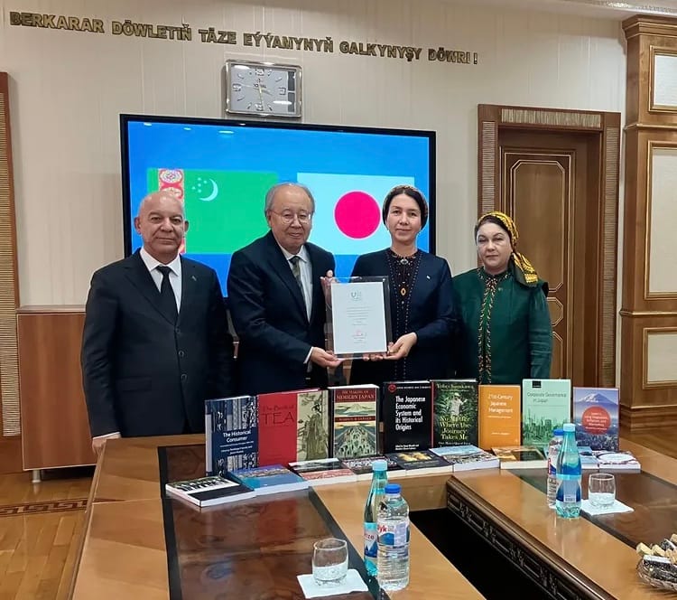 Посольство Японии в Ашхабаде передало в дар книги двум туркменским вузам