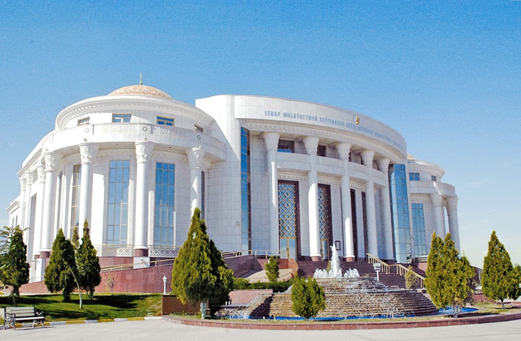 В театре Туркменабата поставили спектакль про Алдар косе