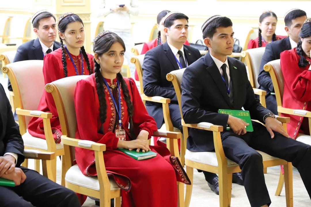 Daşary ýurt dillerini bilýän Türkmenistanyň ýaşlary BMG-niň forumyna işe çekiler