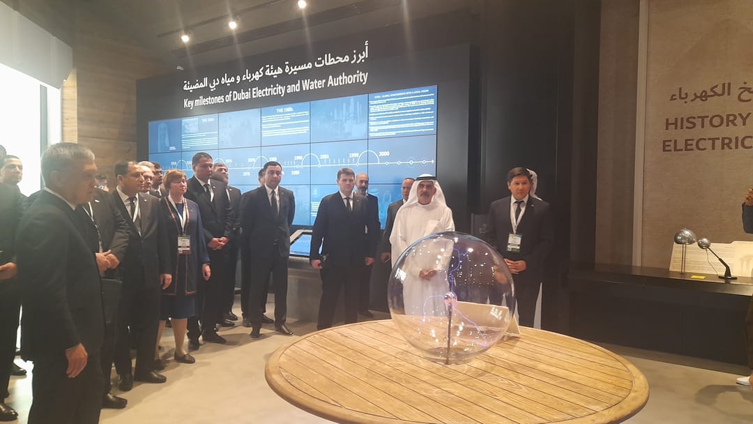 Участники энергетического инвестфорума посетили в Дубае крупнейшую солнечную электростанцию