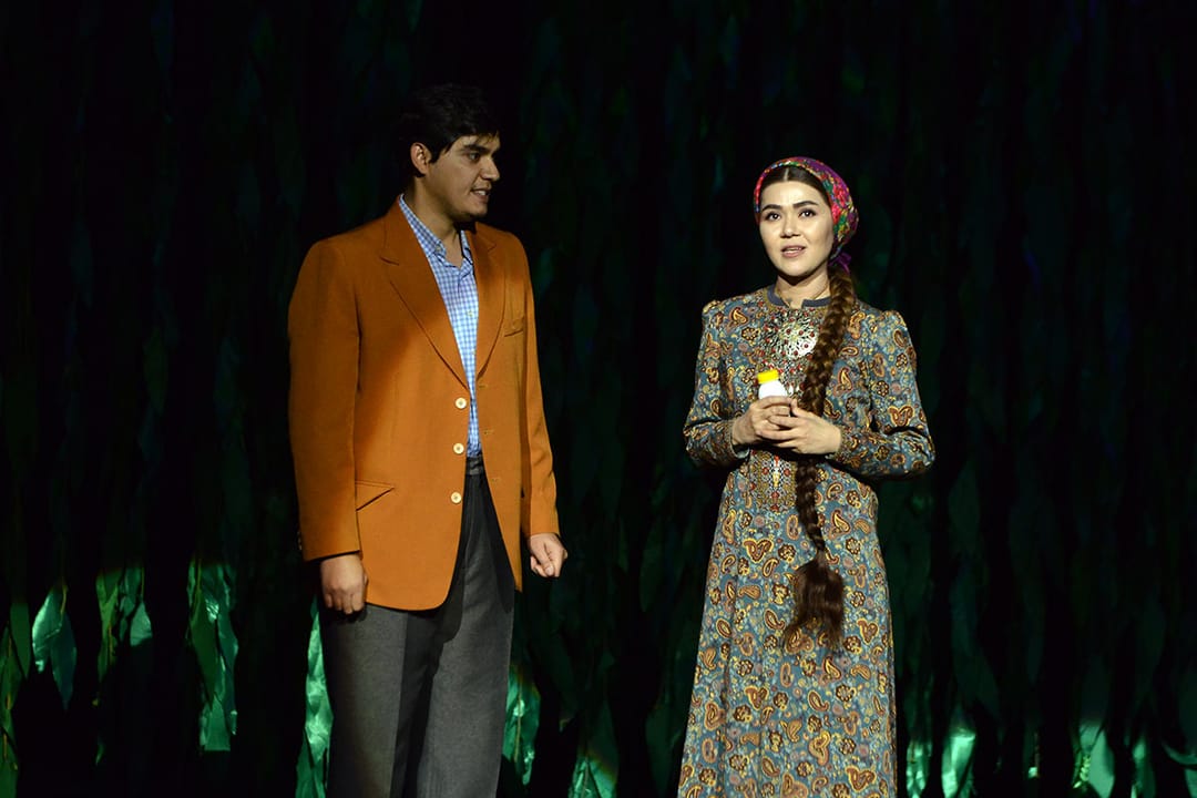 Magtymguly adyndaky milli sazly-drama teatrynda ýaşlaryň durmuşyndan täze eser sahnalaşdyryldy