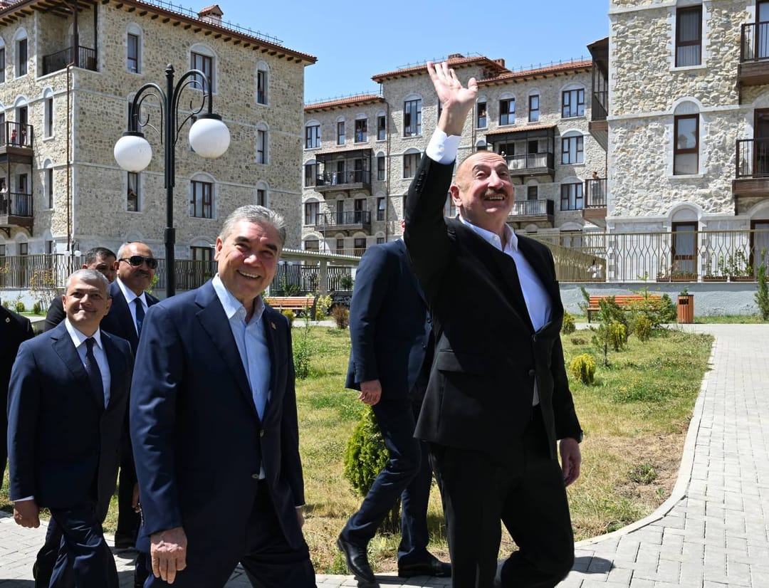 Гурбангулы Бердымухамедов посетил строящийся жилой комплекс в Шуше