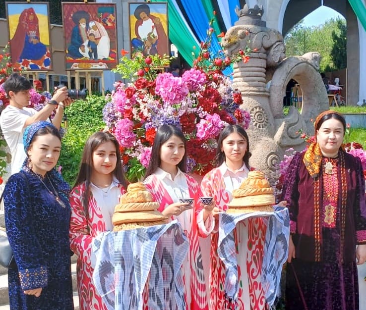 Туркменские художницы приняли участие в международной выставке в Ташкенте