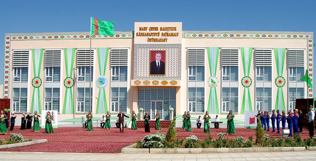 В Байрамали запустили цех художественного ковроделия