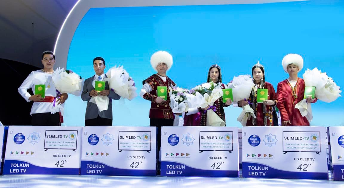 Победители конкурса Ýaňlan, Diýarym! были награждены золотой цепочкой от имени Президента Туркменистана