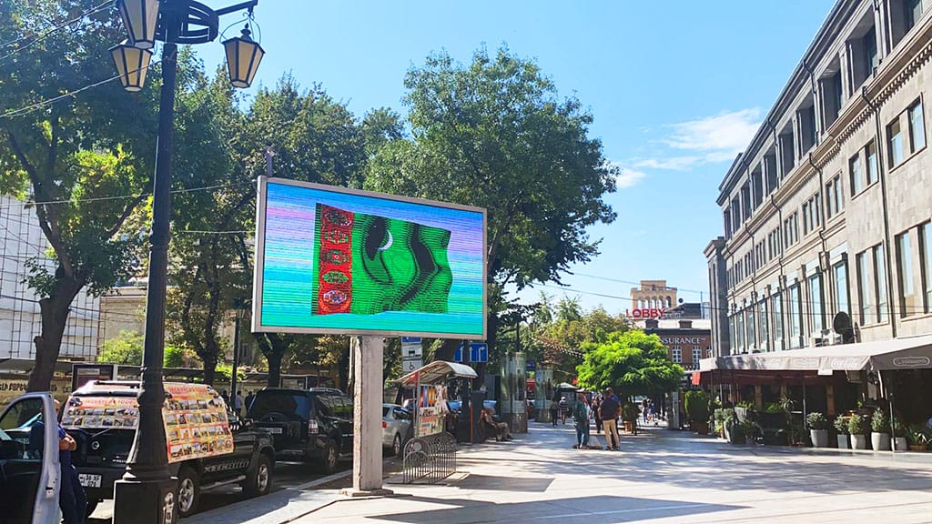 Флаг Туркменистана демонстрируется на уличных мониторах в Ереване