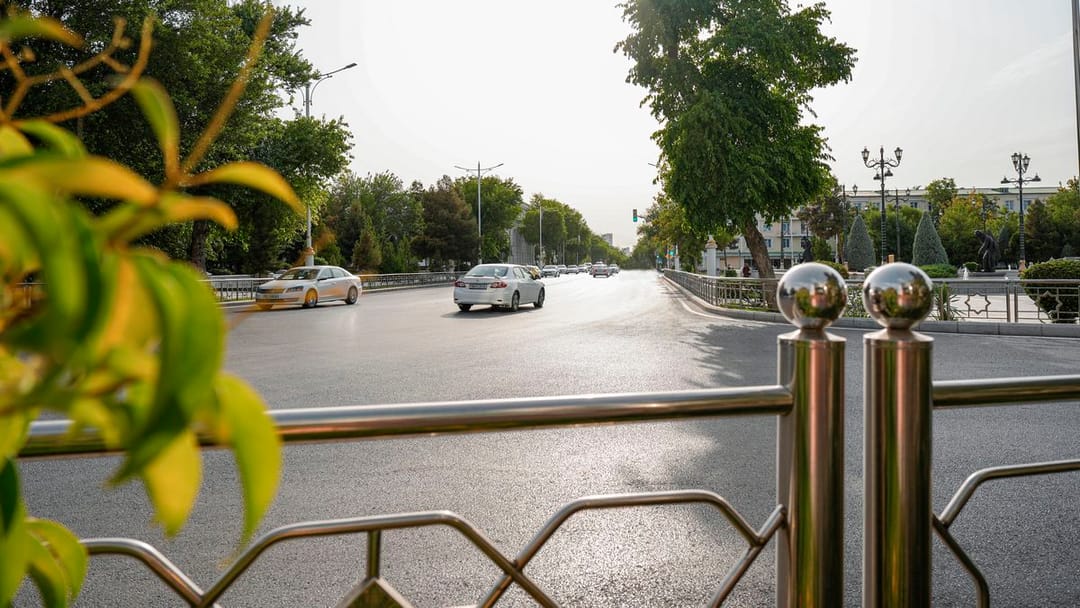 Как двигаться водителю автомобиля в жилых зонах