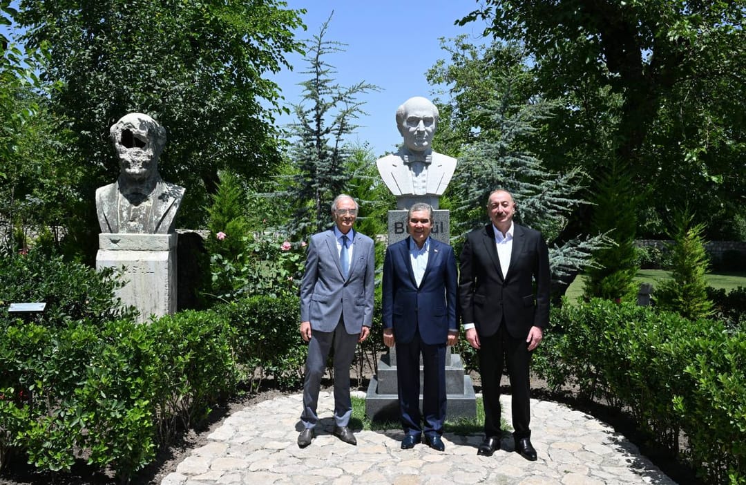 Гурбангулы Бердымухамедов посетил дом-музей азербайджанского певца Бюльбюля