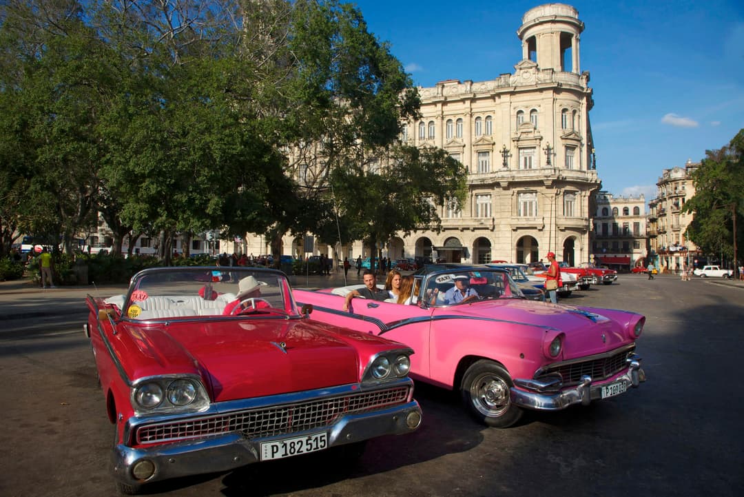 Gawananyň köçelerini retro-awtoulaglar doldurdy