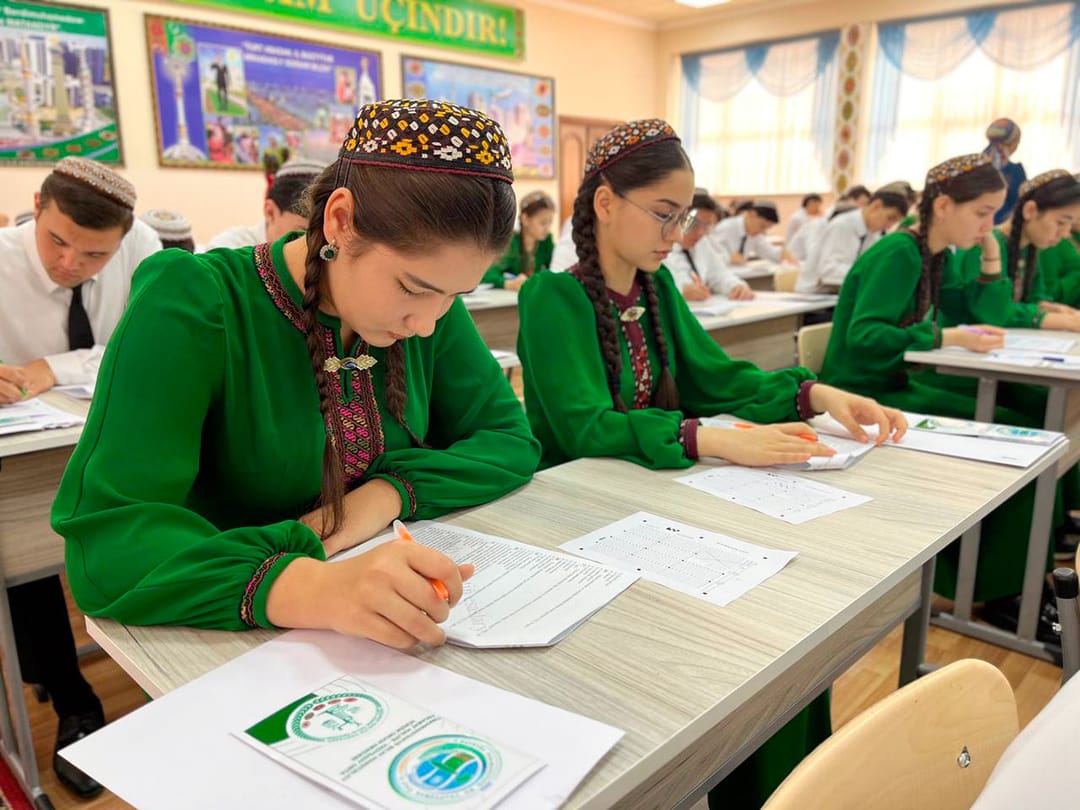 В Ашхабаде наградили победителей олимпиады по основам экономики среди старшеклассников