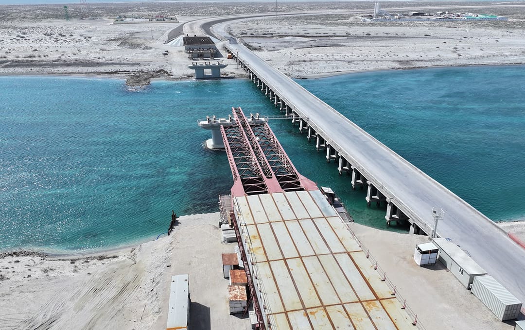 Gurbanguly Berdimuhamedow Garabogazköl aýlagynyň üstünden geçýän täze köpriniň gurluşygy bilen tanyşdy