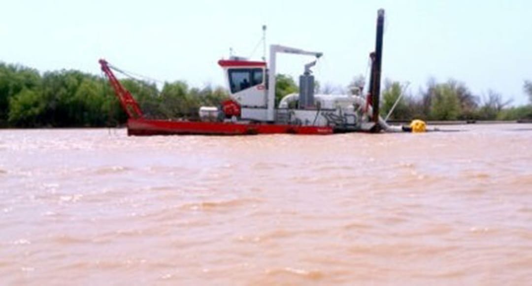 На севере Туркменистана идет очистка водоёмов от донных отложений и наносов