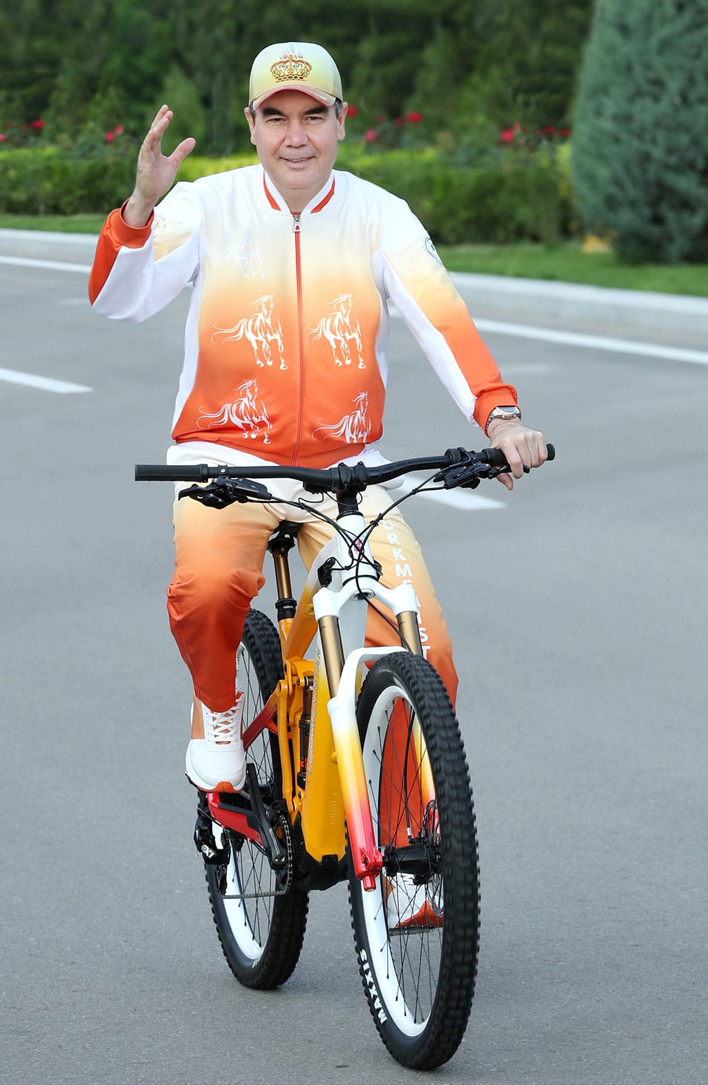 Глава Туркменистана возглавил массовый велопробег в Ашхабаде