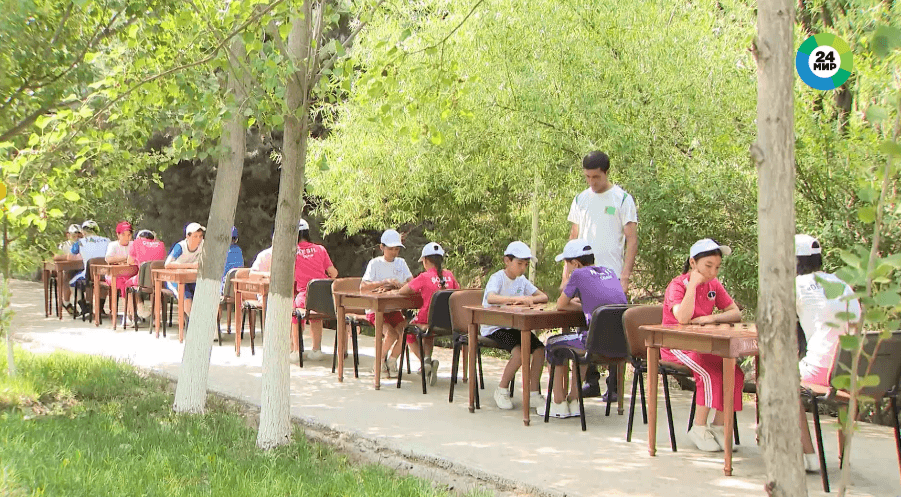 В Туркменистане отдыхающие в лагерях дети участвовали в соревнованиях по шахматам и шашкам