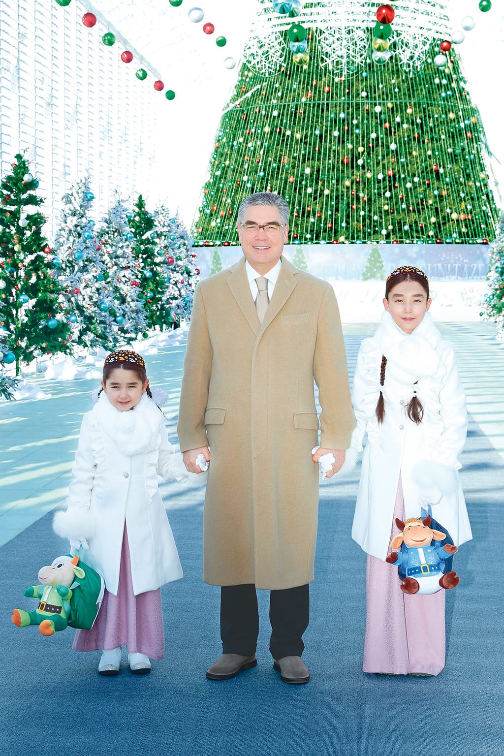 Türkmenistanyň Prezidenti agtyklary bilen ýurduň Baş arçasyna bardy