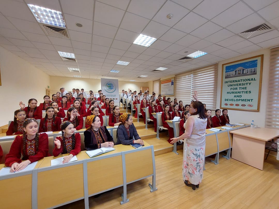 Учёный из США посетила в Ашхабаде Международный университет гуманитарных наук и развития