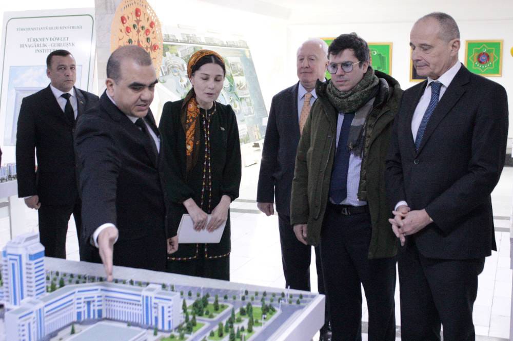 Итальянский дизайнер выступил с лекцией в архитектурно-строительном вузе Туркменистана