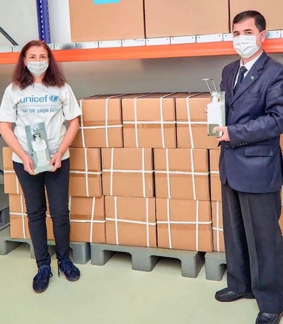 ЮНИСЕФ передал Туркменистану диспенсеры для дезинфекции рук на сумму $132 000