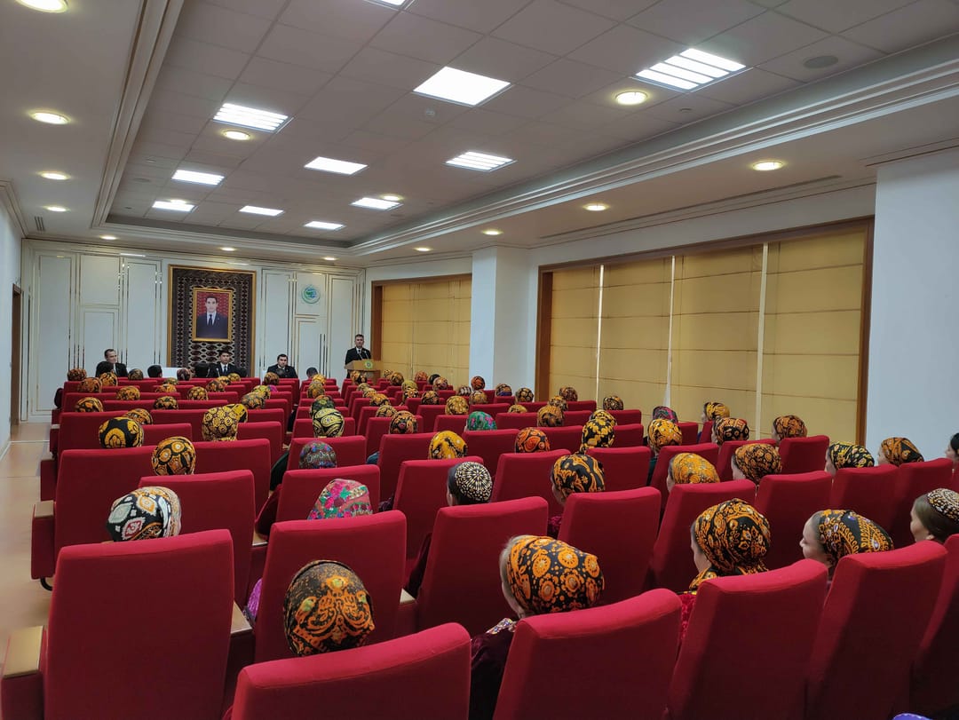 Türkmenistanyň Aragatnaşyk ministrliginde Halk Maslahatynyň ýurduň durmuşyndaky orny ara alnyp maslahatlaşyldy