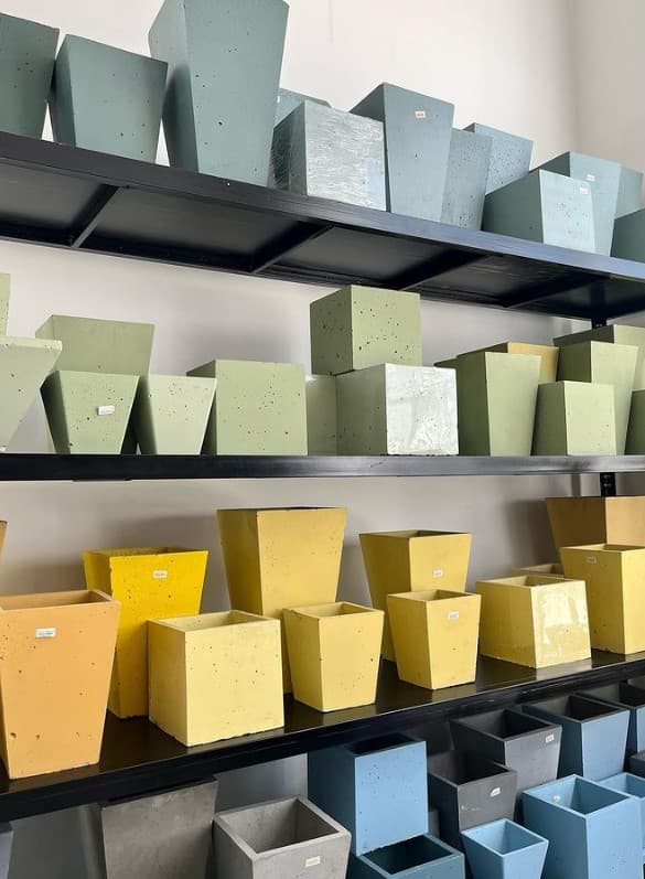 Ak gaýa представляет большой выбор вазонов и кашпо для цветов и декоративных деревьев