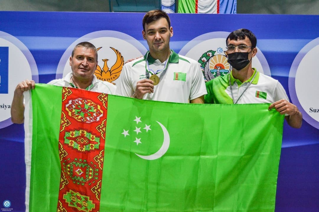 Мердан Атаев завоевал золото и серебро на открытом чемпионате Узбекистана по плаванию